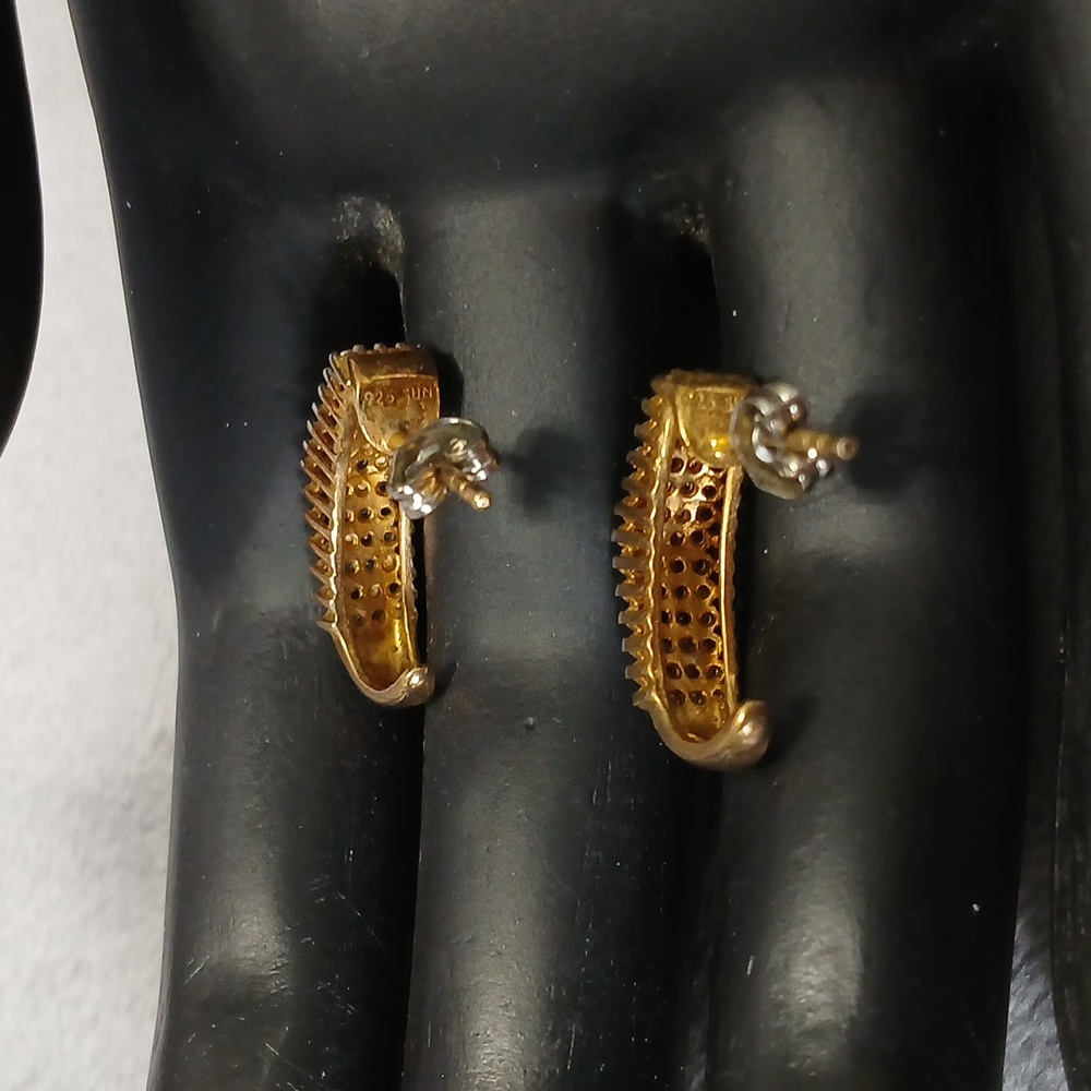Elegant Gold and Diamond Women's Earrings - Picture 8 of 12
